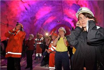 Gli invitati si tappano le orecchie poco prima della caduta dell'ultimo diaframma del traforo di base del Lötschberg, Giovedì 28 Aprile 2005, presso Frutigen, nel Cantone Bernese