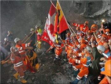 I minatori sventolano le bandiere per celebrare la caduta dell'ultimo diaframma del traforo di base del Lötschberg, Giovedì 28 Aprile 2005, presso Frutigen, nel Cantone Bernese