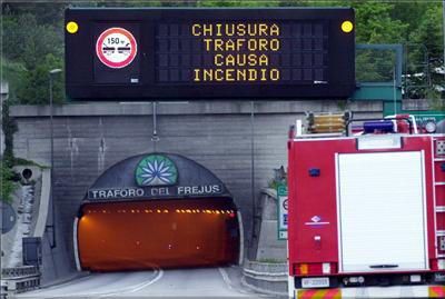 Il pannello a messaggio variabile posto sul portale italiano, nei pressi di Bardonecchia, comunica la chiusura del traforo