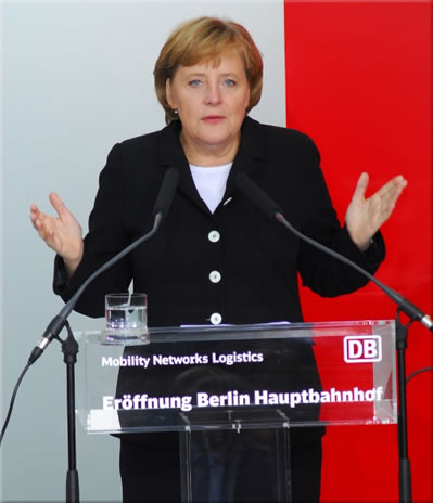 A Berlino, Angela Merkel inaugura la nuova stazione Centrale e la galleria, mentre la Germania ospita la Coppa del Mondo di calcio