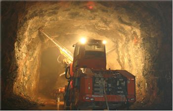 La Axera T11 (jumbo a tre bracci della Sandvik Tamrock) al lavoro nel lotto TU 4 del tunnel ferroviario di Savio.