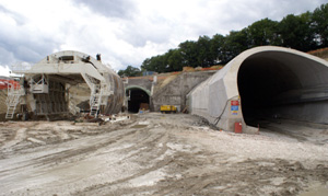 Italia/Marche e Umbria - Abbattuto diaframma Galleria Bavareto sulla SS 77