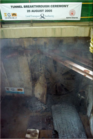 Una Herrenknecht abbatte l'ultimo diaframma del Lotto 3 della Circle Line di Singapore