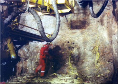 Un jumbo munito di perforatrici da roccia COP 3038 realizza un impianto idroelettrico in Norvegia