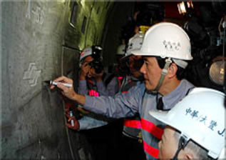 La Linea "Hsinchuang" a Taiwan festeggia la caduta dell'ultimo diaframma del tunnel di 10 km