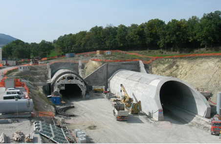Marche/Progetto Quadrilatero - Abbattuto il diaframma della galleria La Maddalena